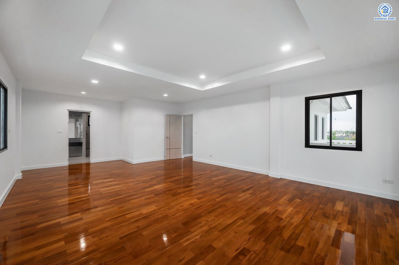 บ้านมือสองตกแต่งใหม่ โครงการ ลดาวัลย์ ปิ่นเกล้า-เพชรเกษม หลังมุม เนื้อที่ 102 ตร.ว. บนพื้นที่ใช้สอย 243.08 ตร.ม. ฟังก์ชัน 4 ห้องนอน 4 ห้องน้ำ 1 ห้องแม่บ้าน จอดรถได้ 2 คัน สภาพแวดล้อมดี ทำเลติดถนนกาญจนาภิเษก เดินทางเข้าสู่เมืองได้สะดวกเชื่อมต่อ ถนนเพชรเกษม ถนนราชพฤกษ์ ถนนกัลปพฤกษ์ ใกล้เดอะมอลล์บางแค ใกล้รถไฟฟ้าสายสีน้ำเงิน "สถานีหลักสอง" และ จุดขึ้นทางด่วน "ศรีรัช"